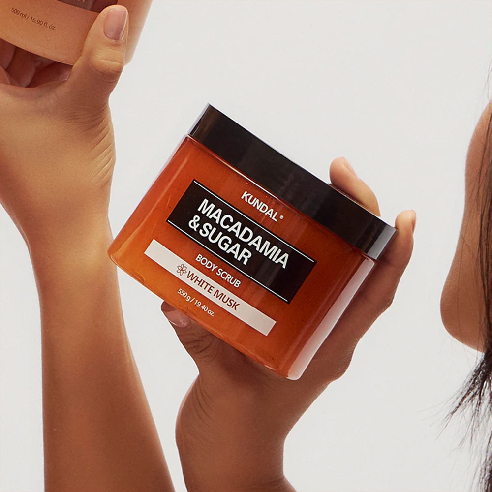Macadamia & Sugar Body Scrub White Musk – Απολεπιστικό Σώματος με Ζάχαρη & Macadamia